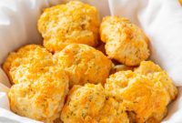 Homemade Red Lobster Cheddar Bay Biscuits