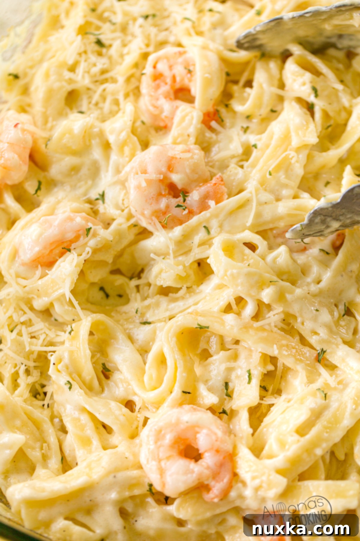 Creamy Garlic Shrimp Alfredo Recipe with freshly grated parmesan cheese and parsley. (Better than Olive Garden's shrimp Alfredo!) creamy garlic shrimp Alfredo recipe with boiled shrimp not pan fried