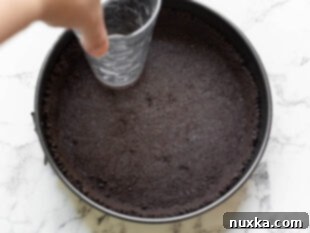 How to make the perfect Oreo cheesecake crust from Oreo cookies and melted butter