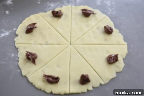 Demonstration of shaped Nutella Rogaliki